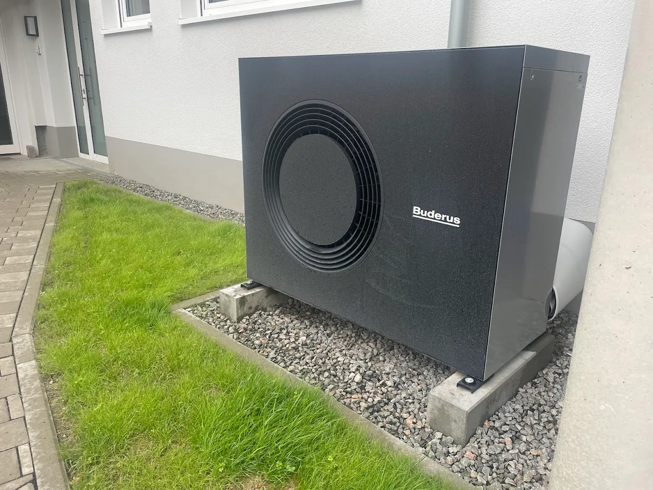 Moderne Wärmepumpen-Installation der Pfrang OHG